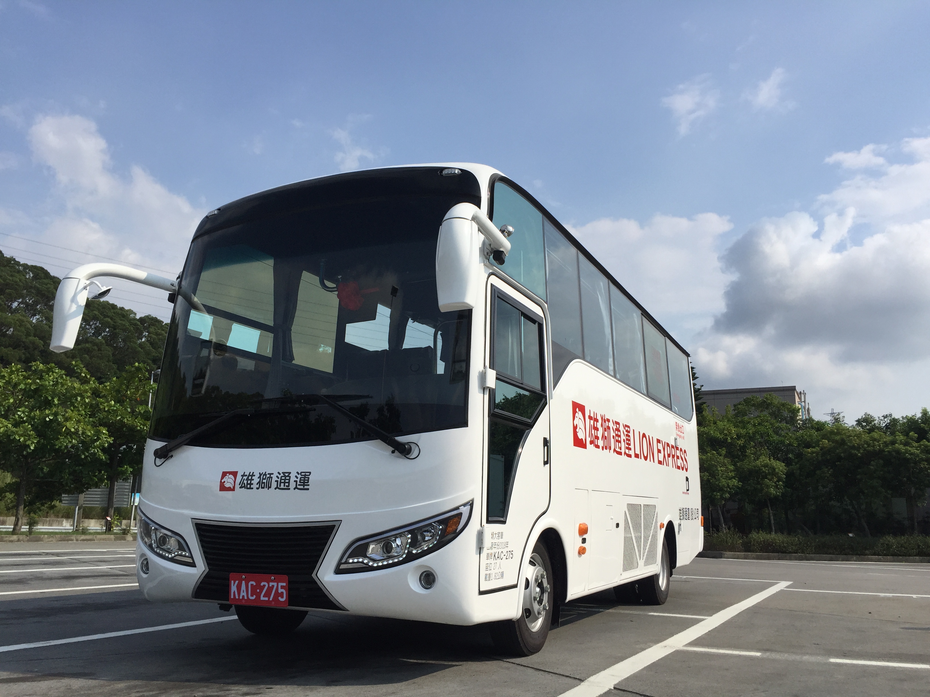 雄獅通運提供大型遊覽車出租 中型巴士出租 雄獅通運提供完善遊覽車車款與車上設施