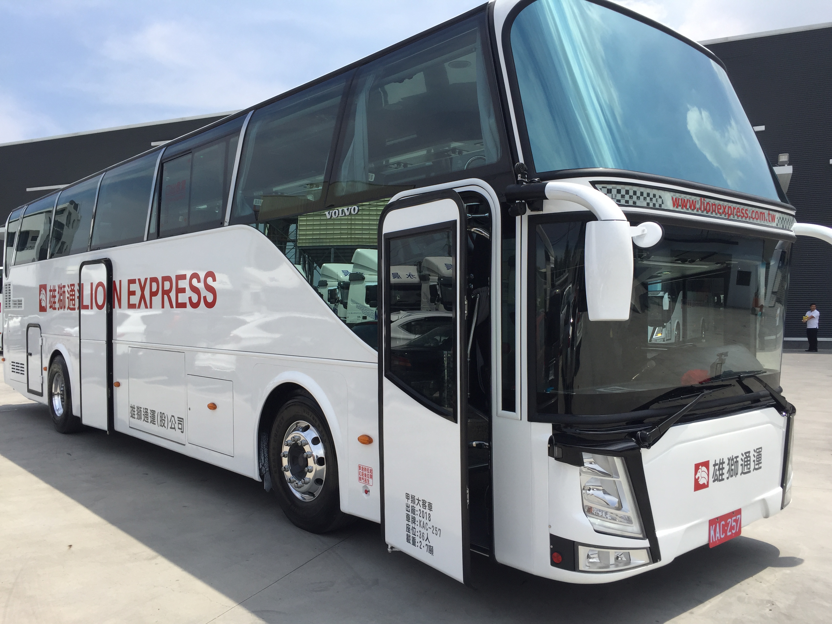 雄獅通運提供大型遊覽車出租 中型巴士出租 雄獅通運提供完善遊覽車車款與車上設施