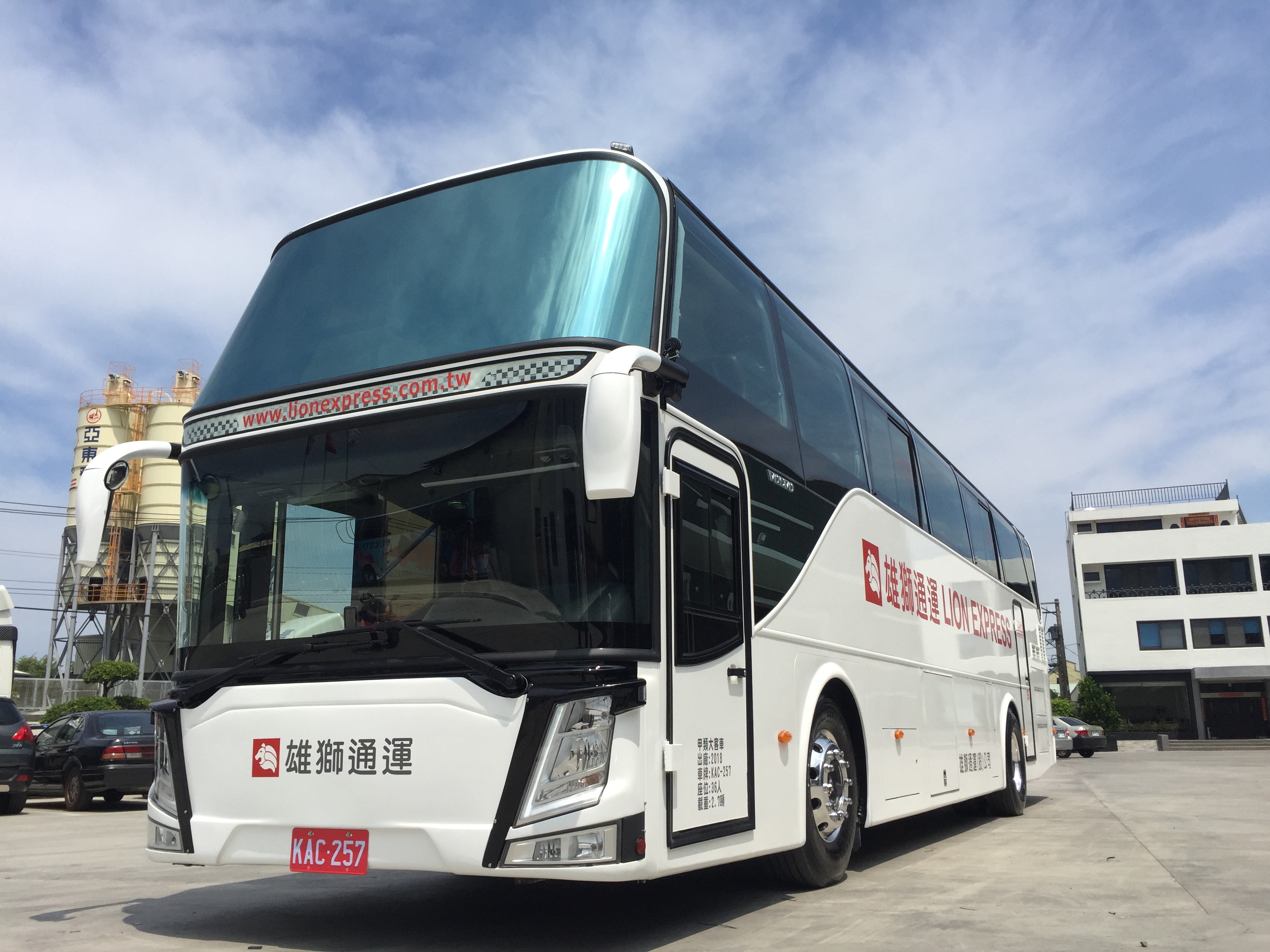 雄獅通運提供大型遊覽車出租 中型巴士出租 雄獅通運提供完善遊覽車車款與車上設施